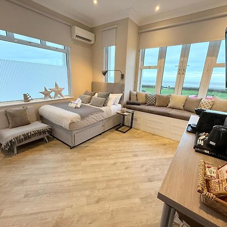 Beachfront Compact Coastal Crib, Direct Sea Views & Air Conditioning Littlestone-on-Sea Buitenkant foto