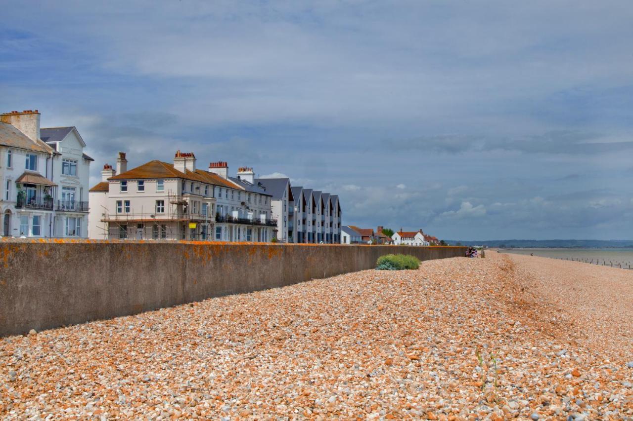 Beachfront Compact Coastal Crib, Direct Sea Views & Air Conditioning Littlestone-on-Sea Buitenkant foto