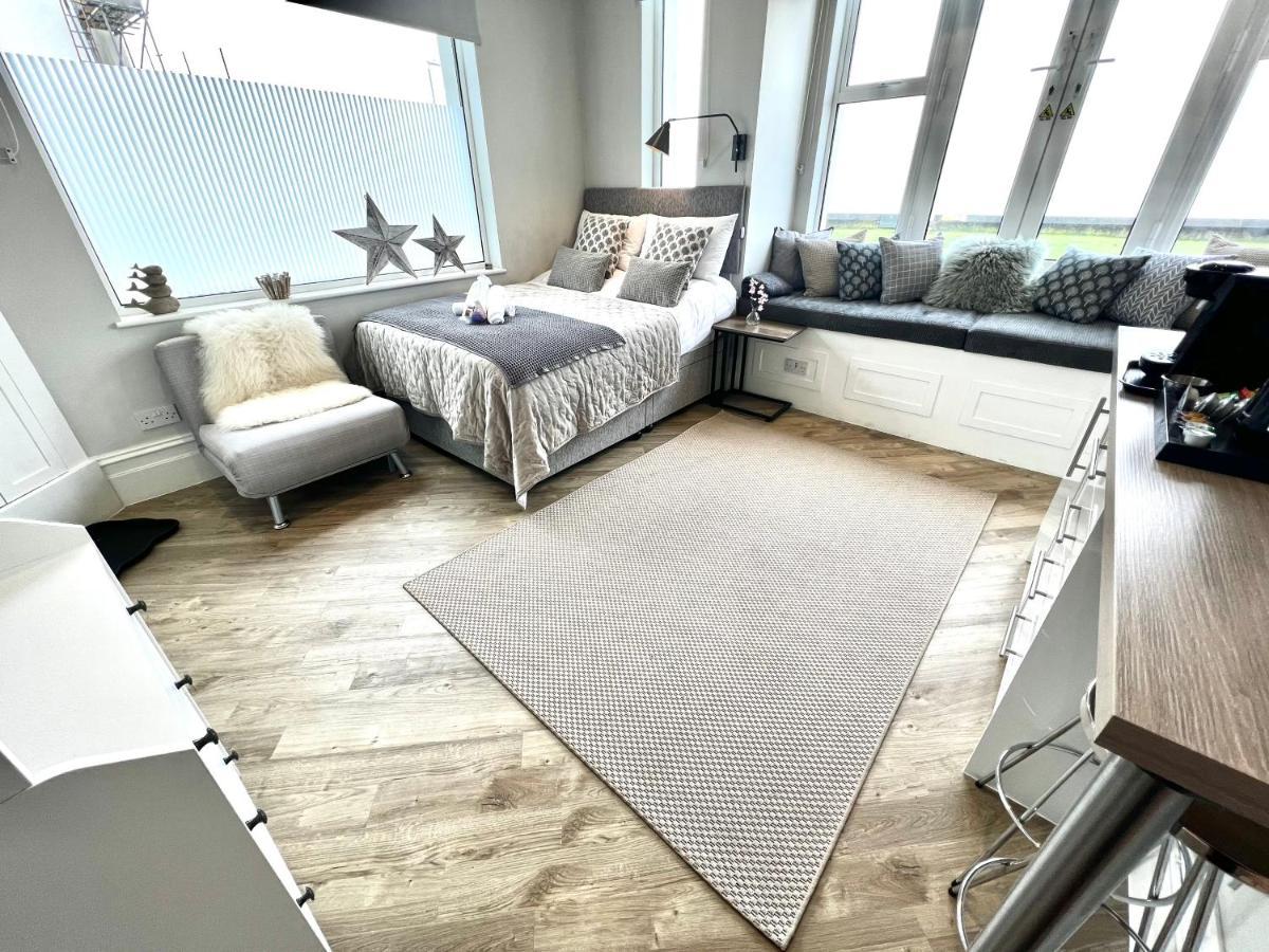 Beachfront Compact Coastal Crib, Direct Sea Views & Air Conditioning Littlestone-on-Sea Buitenkant foto